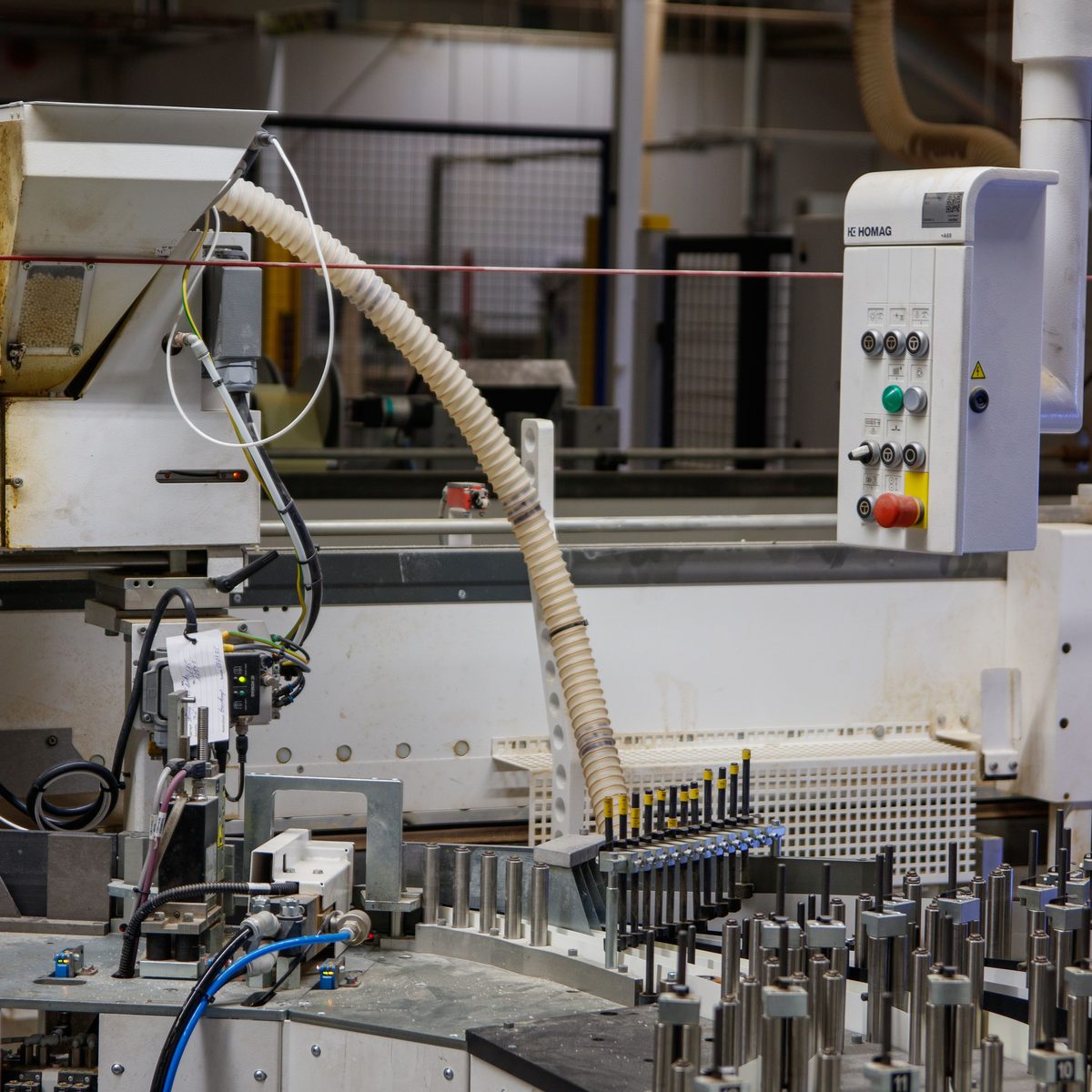 Machine d'usinage sur une ligne de production industrielle